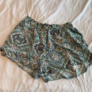 Patterned flowey shorts